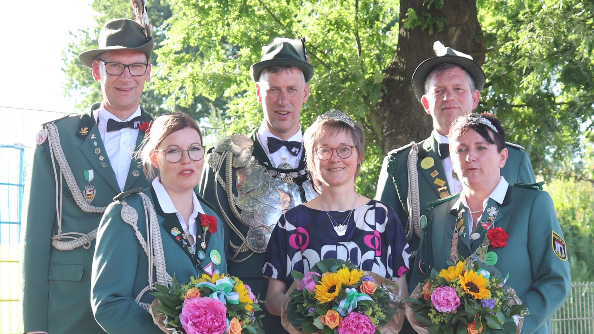 Nils Tamke "der Spritzige“ regiert nun als neuer Schützenkönig mit seinem Königsgespann in Neuenfelde. |Foto: ein