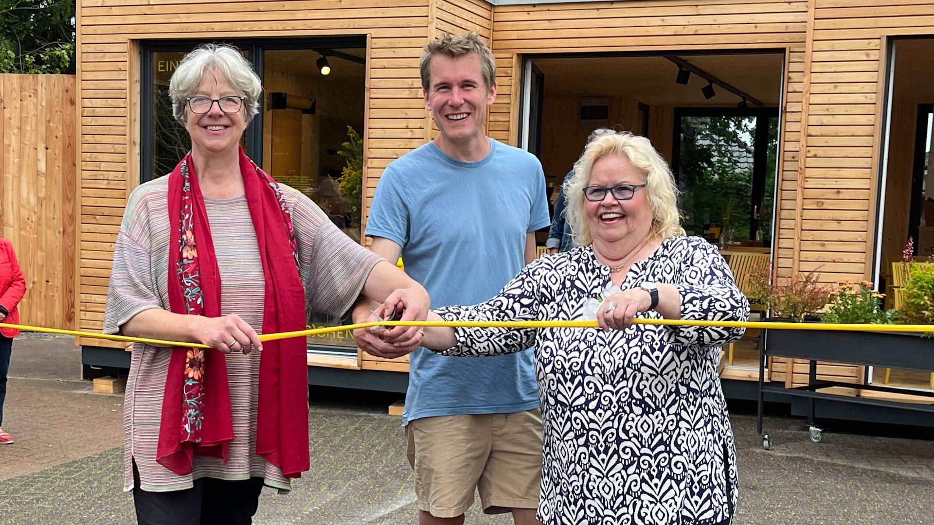 Seevetals Bürgermeisterin Emily Weede (l.) zusammen mit dem Wirtschaftsförderer Michael Mammes und Maschens Ortsbürgermeisterin Angelika Tumuschat-Bruhn bei der kürzlich erfolgten Einweihung der Pop-up-Box. | Foto: Gemeinde Seevetal