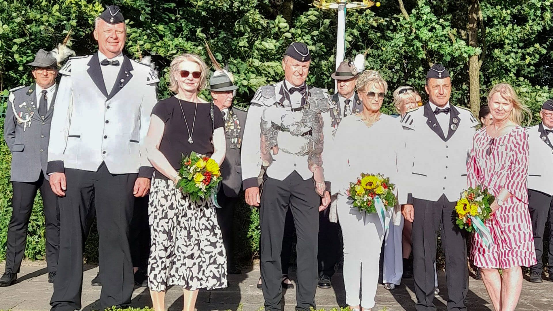 Das Elstorfer Königsteam mit Michael (von links) und Imke Peters, Schützenkönig Michael Mojen und Ehefrau Dörte, Rainer-Oliver Westphal und Katrin Peters. Foto: SV Elstorf