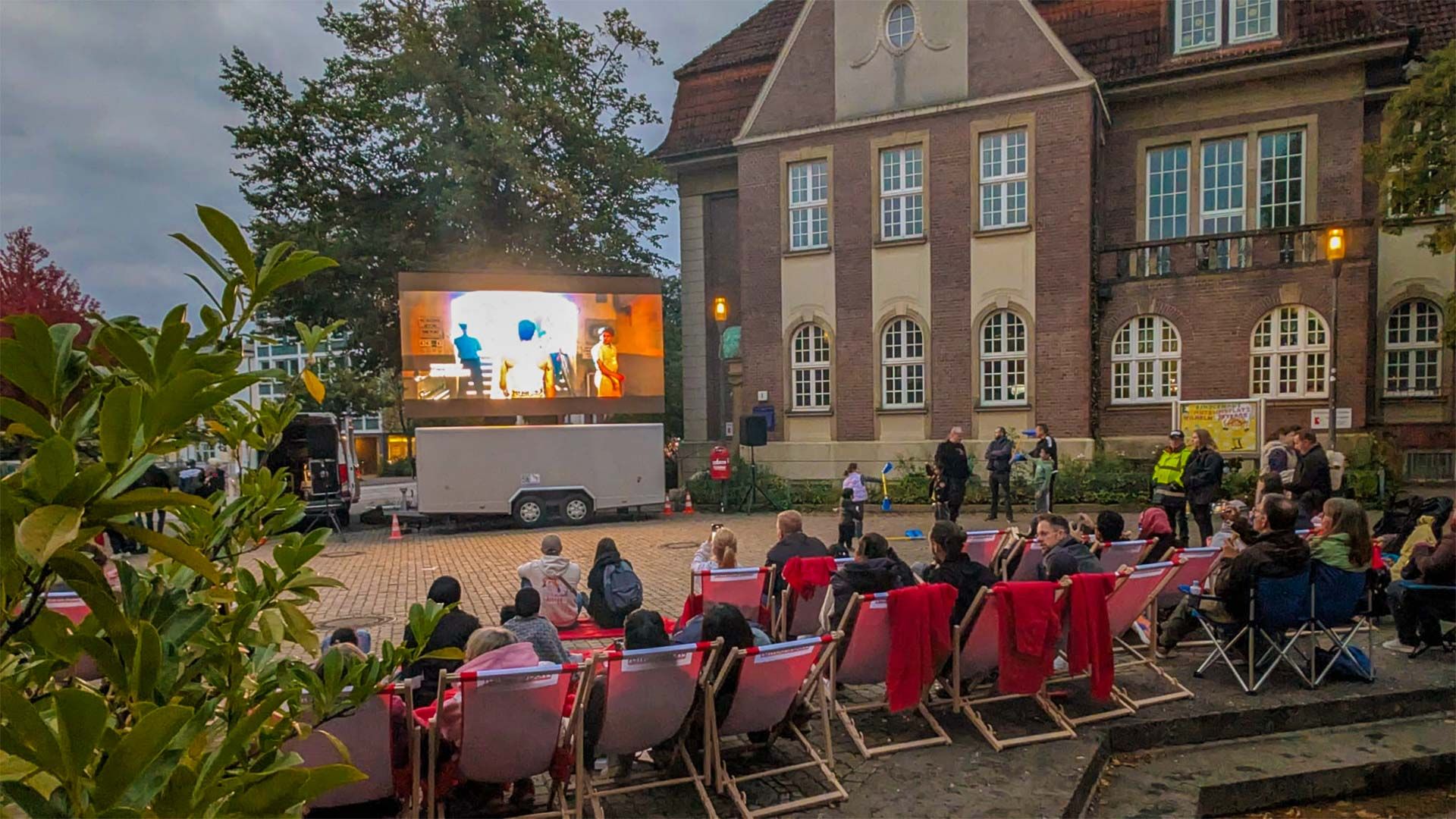Rund 700 Zuschauer schauten die beiden Filme auf dem Museumsplatz. Foto: Niels kreller