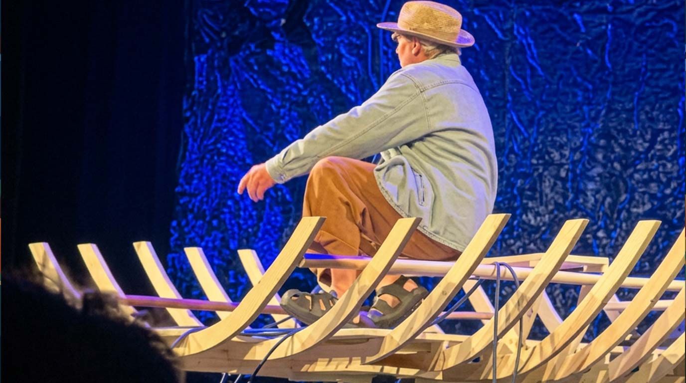 Noch bis Sonnabend, 10. Oktober, im Harburger Theater zu erleben: Stefan Hallmayer begeistert als "Fischer Santiago". Foto: Hans-Ulrich Niels