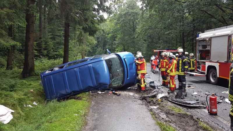 Auf der Rosengartenstraße ist es zu einem schweren Verkehrsunfall gekommen, Feuerwehren und Rettungsdienst waren im Einsatz, um die beiden Verletzten zu versorgen. | Foto: ein