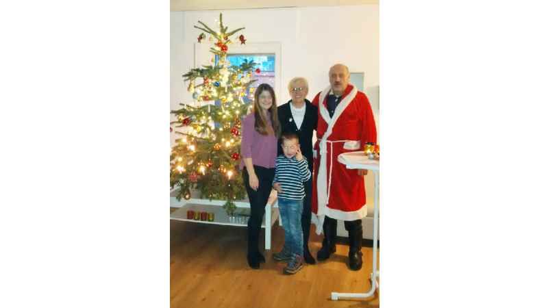 Die Sahle-Mitarbeiterinnen Alina Dütsch und Iwonn Passehl freuten sich mit dem Nikolaus Hans Kröger und Mieterkind Lucca-Rocco Lücke über den bunt geschmückten Baum. | Foto: ein