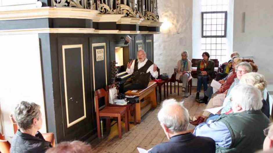 Martin Teske singt und spielt an der Furtwängler-Orgel und erzählt viele Geschichten über die Orgel. | Foto: ein