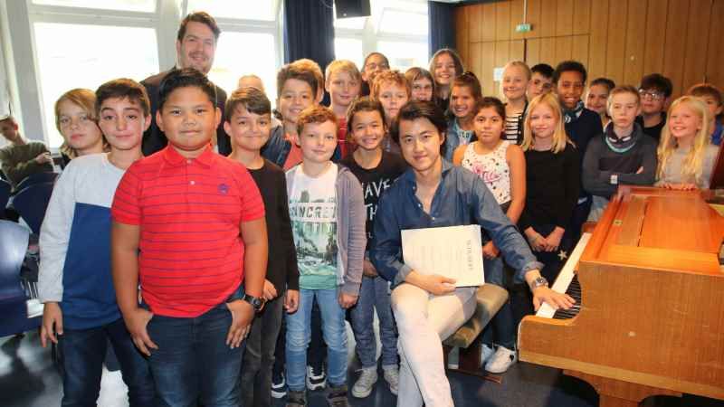 Die Sparkasse Harburg-Buxtehude präsentierte den Weltklasse Pianisten Haiou Zhang und vier Solisten der Heidelberger Sinfoniker im Rahmen eines Factory-Konzerts im Beratungscenter am Sand. Die Schülerinnen und Schüler der fünften Klasse bis zur Oberstufe erlebten im Harburger Heisenberg-Gymnasium „Musikstars zum Anfassen“. | Foto: ein