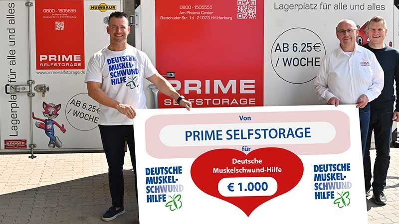 Andreas Schönemann (links) und Klaus Skarupke  (rechts) von Prime Selfstorage in Harburg überreichen Andreas Kaiser (HAA) die Spende für die Deutsche Muskelschwund-Hilfe. | Foto: Niels Kreller (m)