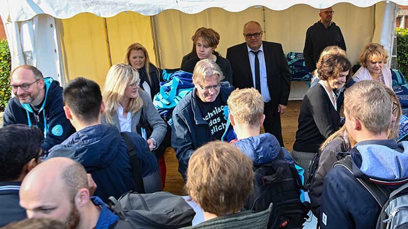 Großer Andrang der Studienanfänger der TUHH herrschte am Dienstag bei der Ausgabe des TUHH-Willkommenspakets auf dem Harburger Rathausplatz. | Foto: Niels Kreller