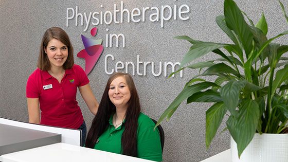 Sandra Pfaffenbach und Melanie Nowitzki von der Physiotherapie im Centrum planen die Termine, u.a. für die Videotherapie.