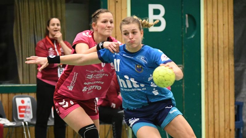 BSV-Rückraumspielerin Isabell Dölle setzt sich gegen Munia Smits von der HSG Bad Wildungen Vipers durch. | Foto: Stefan Michaelis