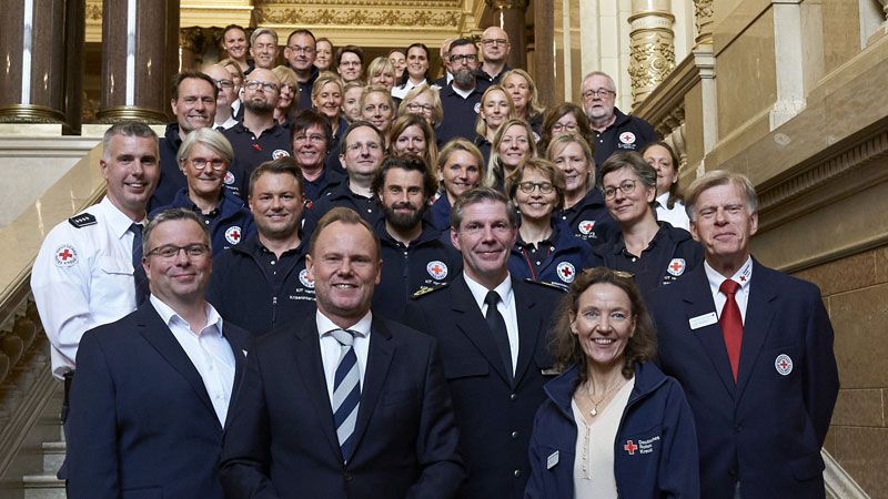 Das Kriseninterventionsteam des DRK Harburg beim Empfang im Rathaus: DRK-Vorstand Harald Halpick (v. l.) Innensenator Andy Grote, Polizeivizepräsident Mirko Streiber, DRK-Vorstand Karin Bischoff, DRK-Präsident Lothar Bergmann. | Foto: Katrin Oemig, DRK