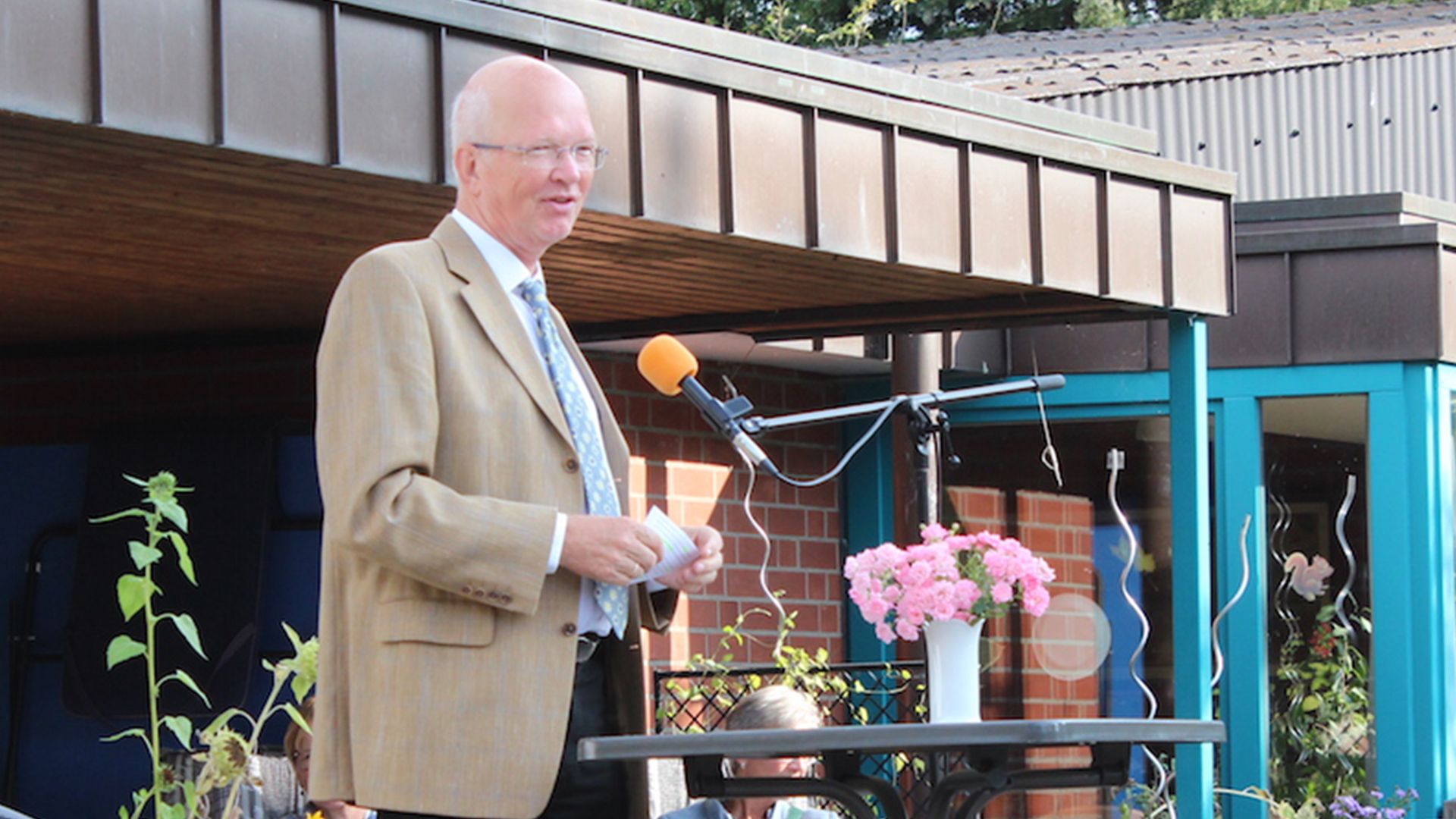 Pastor i. R. Hartmut Semkat gratulierte im Namen der St. Gertrud Kirchengemeinde Pattensen. Er berichtete von vielen persönlichen Erlebnissen im Haus der Gemeinschaft Scharmbeck. | Fotos: LKG Bezirk Winsen