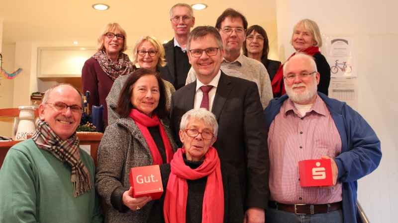 Regionaldirektor Cord Köster schätzt das Engagement der Ehrenamtlichen im Café International in Buchholz. Die Sparkasse Harburg-Buxtehude unterstützt die Arbeit jetzt mit einer Spende in höhe von 1.500 Euro. | Foto: ein
