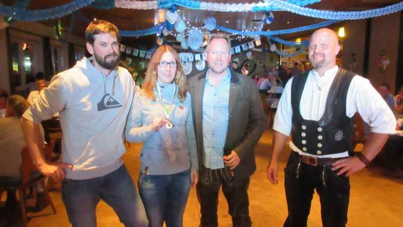 Bürgerkönigin-Wettbewerb: Kolja Ziegenbein (von links, dritter Platz), Yvonne Schulz (Bürgerkönigin), Eyck Morche (Erster Vorsitzender) und Sven Firzlaff (2. Platz). | Foto: ein