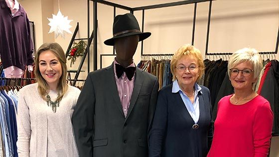 Ehrenamt im modisch-gepflegten Umfeld: Rosa Schlottau (von links), Bärbel Kostiuk und Anja Günther freuen sich über zusätzliche Unterstützung im DRK-Shop „Schwester Henny“ im Harburger Ring. | Foto: DRK Hamburg-Harburg e. V.
