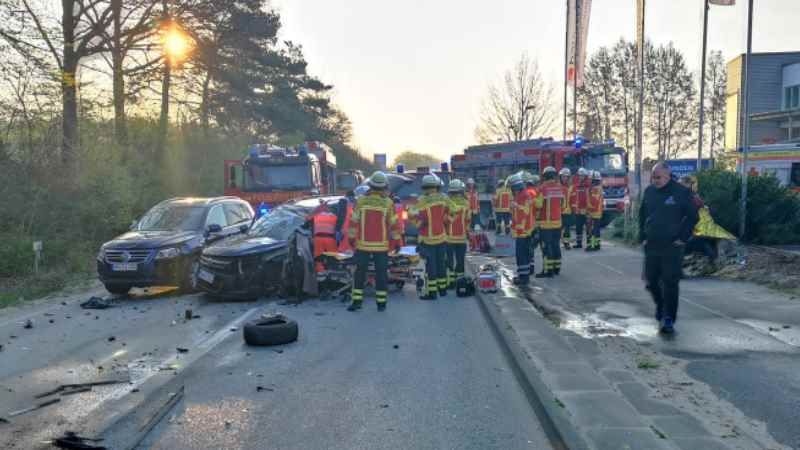 Zwei teils Schwerverletzte und drei zerstörte Fahrzeuge forderte dieser Verkehrsunfall am Montag morgen auf der Maldfeldstraße in Beckedorf. | Fotos: ein/Remon Hirschmeier, FF Maschen