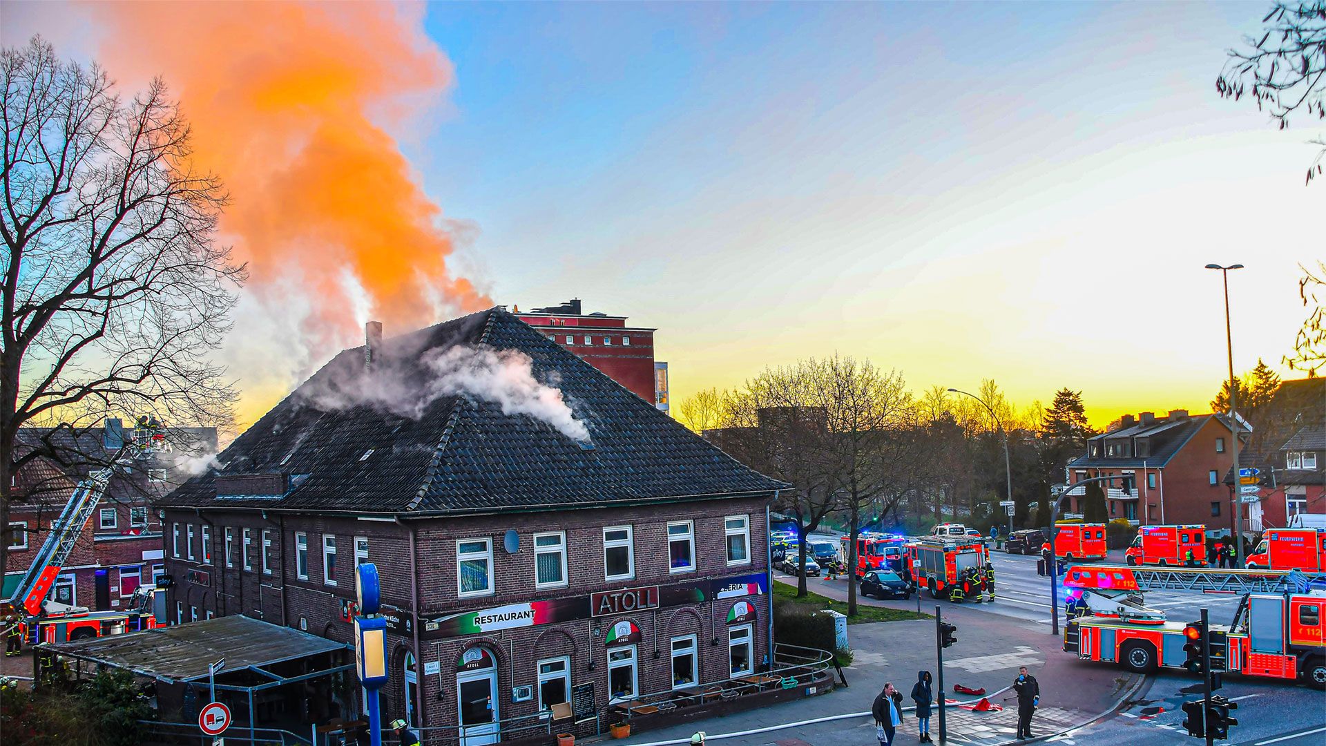 In Neugraben in der Bahnhofstraße brannte es im Haus, in dem die Pizzeria Atoll ist. | FotO. Lenthe-Medien/Reimer