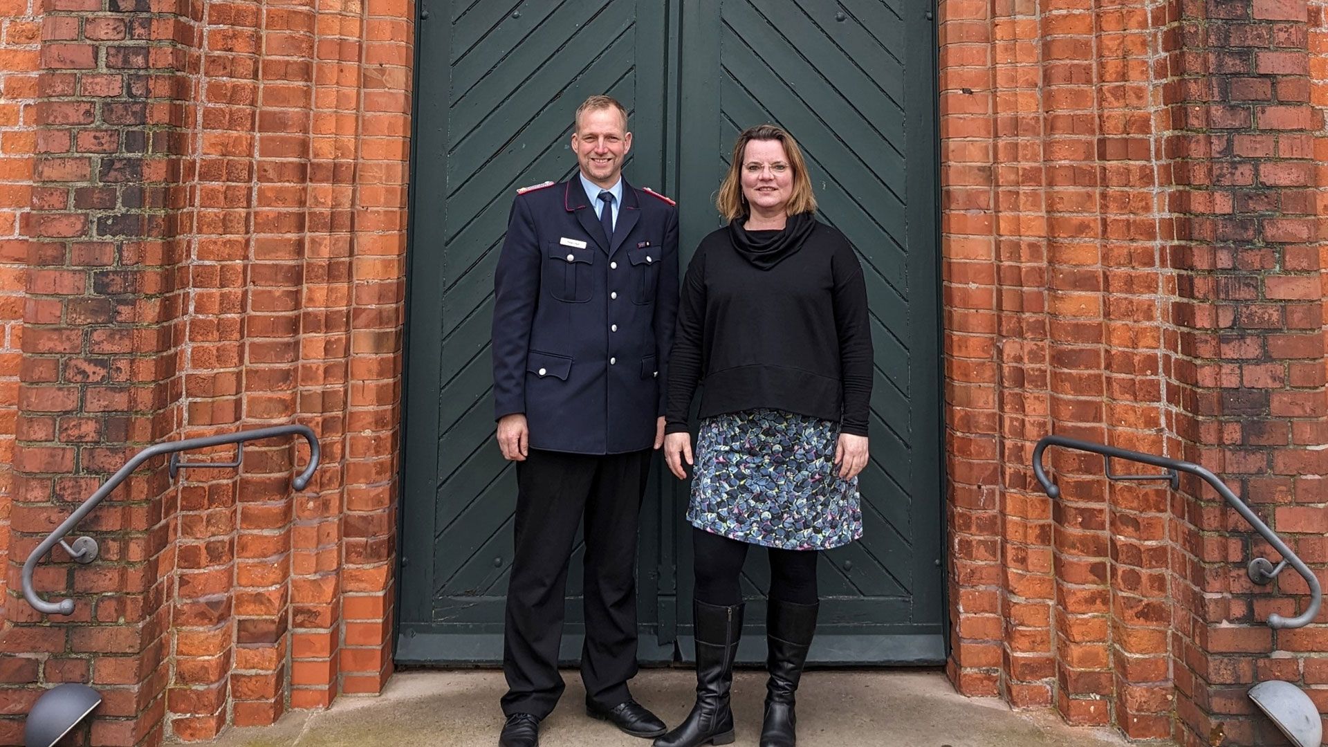 Die Organisatoren Peter Lege und Ulrike Meyer vor der Kirche in Hanstedt. | Foto: Freiwillige Feuerwehr Samtgemeinde Hanstedt