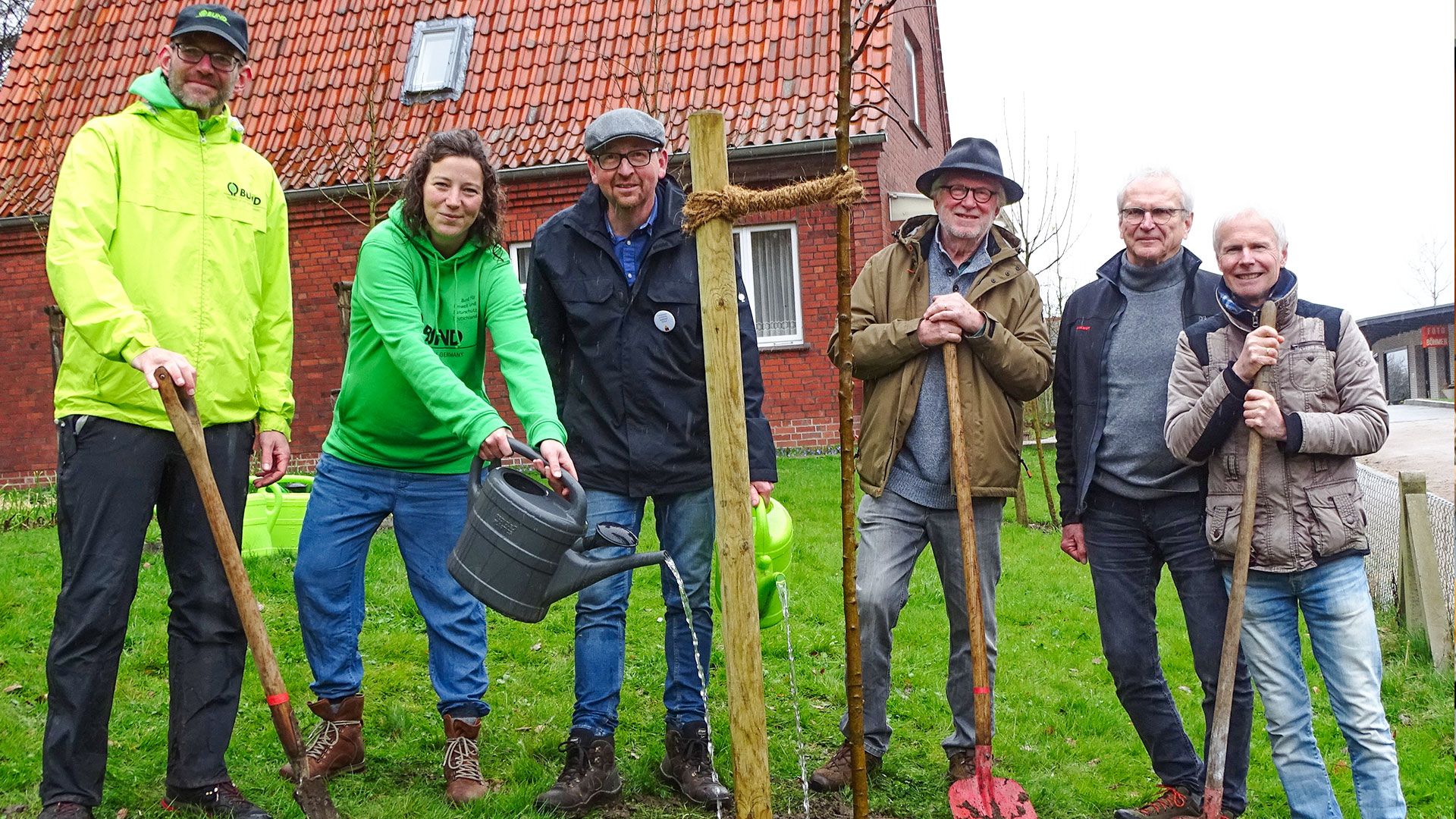 Bernhard Vogt (von links), Nora Kolter, Matthias Schuh, Joachim Reinig, Ulrich Kubina und Thomas Schönberger beim Einsetzen des Baums. | Foto: Ilka Teschner