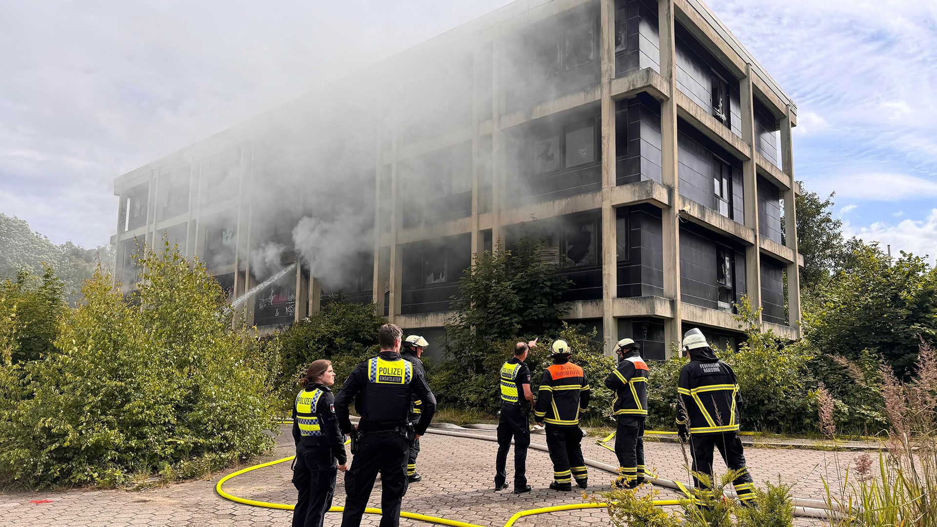 Im ehemaligen Verwaltungsgebäude von Freudenberger in Harburg brach ein Feuer aus. Es werden zwei Personen vermisst. | Foto: Lenthe-Medien