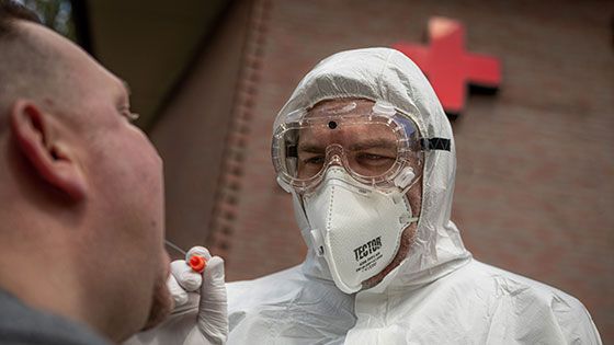 Corona-Testung durch das DRK Hamburg-Harburg: Die Hilfsorganisation ist an sieben Tagen in der Woche mit bis zu sechs Teams im gesamten Stadtgebiet unterwegs. | Foto: Silas Wagner/DRK Harburg