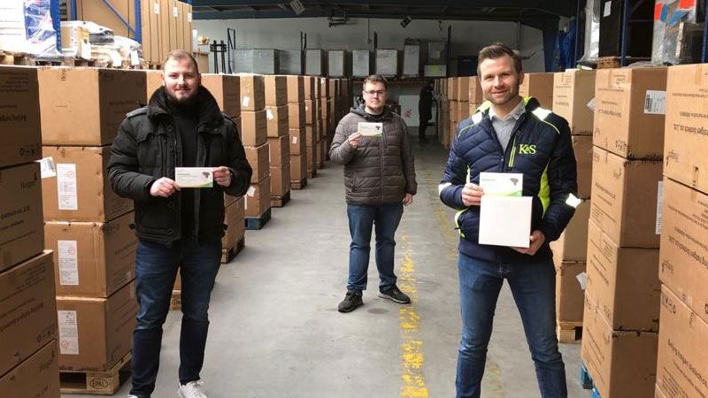 Marcel Sack (rechts), Luca Damm (links) und Niklas Quast (Mitte) sind froh, dass die ersten 200.000 Corona-Schnelltests eingetroffen sind.