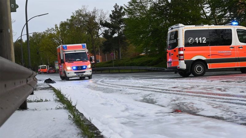 Ein Schaumteppich legte sich am Donnerstagnachmittag über die Waltershofer Straße. Wahrscheinlich war an einem Feuerwehrfahrzeug ein Ventil undicht. | Foto: HamburgNews