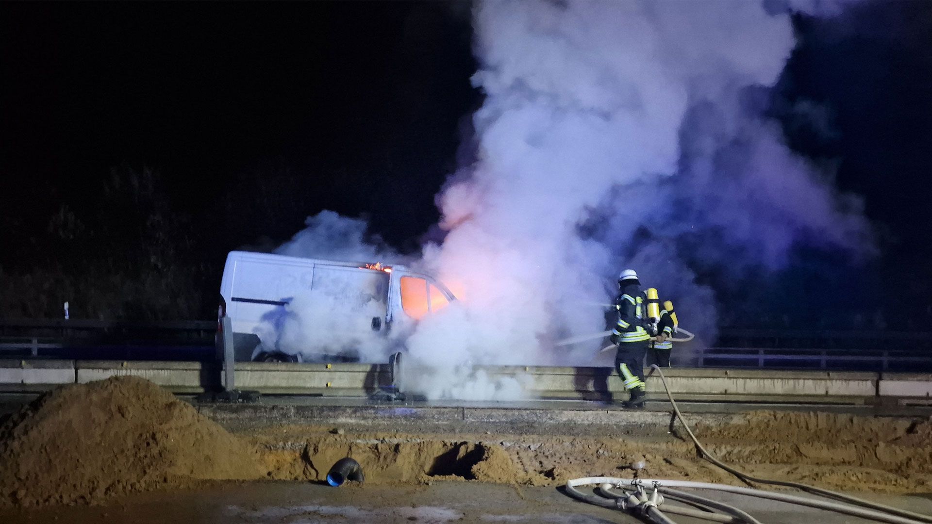 Ein brennender Kleintransporte sorgte für eine Vollsperrung der A7. | Foto: ein