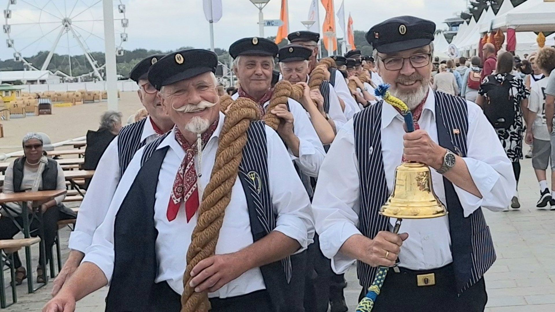 Der Harburger Shanty-Chor "De Tampentrekker", von denen viele Sänger aus dem Landkreis Harburg kommen, sind in den  vergangenen Wochen viel unterwegs gewesen. Auch bei der Travemünder Woche begeisterten sie auf der Bühne im Brügmanngarten. Foto: ein