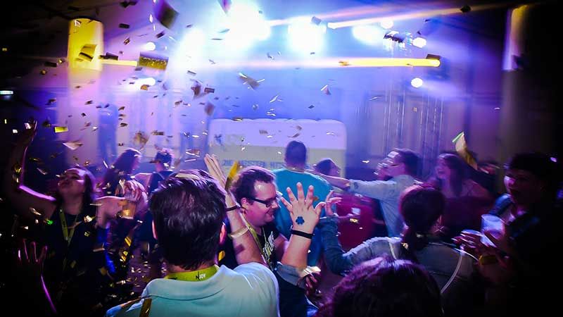 Diejenigen, die ihren Weg ins Festzelt zur N-JOY-Party gefunden hatten, kamen auf ihre Kosten und feierten augelassen mit N-JOY-Moderator Jens Hardeland, DJ Sonid und der Harburger Schützengilde. | Foto: Niels Kreller