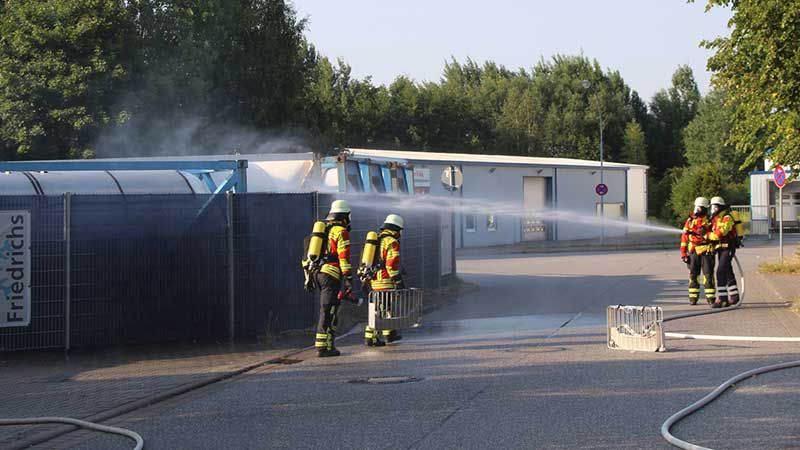 Die Feuerwehr Seevetal leistete bei einem Gefahrguteinsatz in Ramelsloh Hilfe, kühlte dabei einen Tank und war mit einem Großaufgebot vor Ort. | Foto: ein