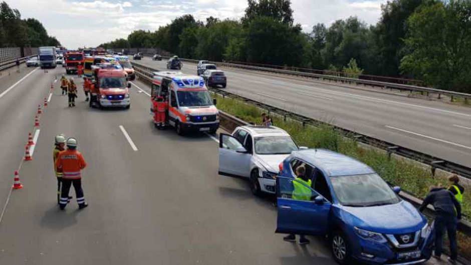 I4 Personen waren bei diesem Verkehrsunfall auf der A 1 betroffen. Ein Großeinsatz von Feuerwehren und Rettungsdienst war die Folge. | Foto: ein