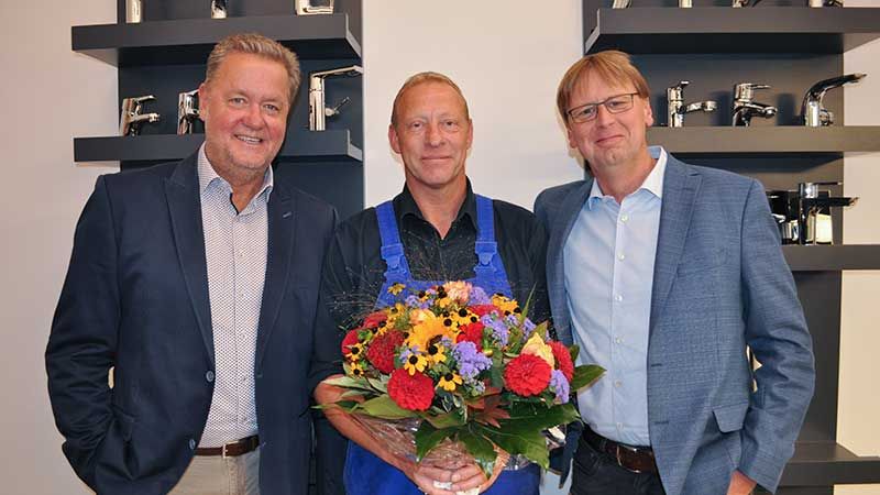 Feiert sein 25-jähriges  Jubiläum bei Arnold Rückert GmbH: Andreas Schröter. Die Geschäftsführer Lars Rückert (links) und Andreas Schuhmann gratulierten. | Foto: ein
