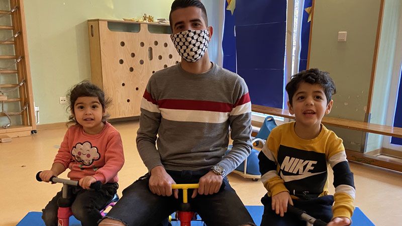 Mohammad (25) arbeitet in der DRK-Kita Kinderwaldschlösschen in Heimfeld und möchte Sozialpädagogischer Assistent (SPA) werden. | Foto: DRK-Kreisverband Harburg