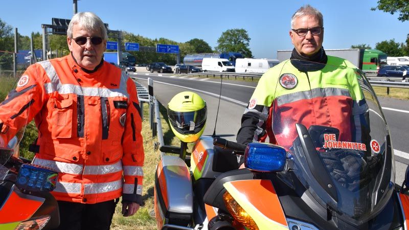 Die Johanniter-Motorradstaffel im Einsatz am Maschener Kreuz: Staffelleiter Dieter Steege (links) und Karsten Rettmann. | Foto: Johanniter