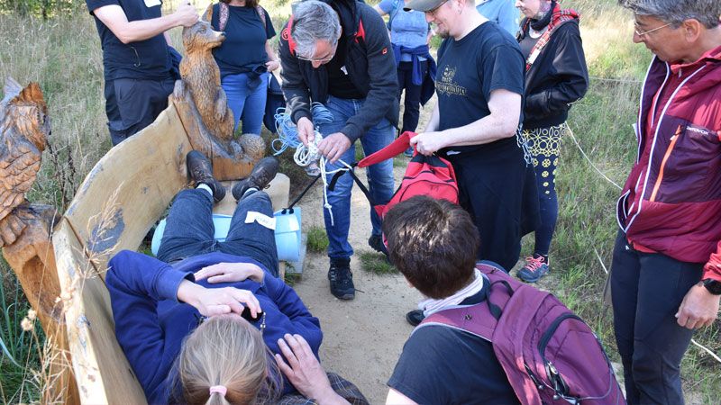 Ein Notfall mitten in der Natur: Die Teilnehmenden des Outdoor-Erste-Hilfe-Kurses lernten, was sie fernab der Zivilisation tun können. | Foto: Johanniter