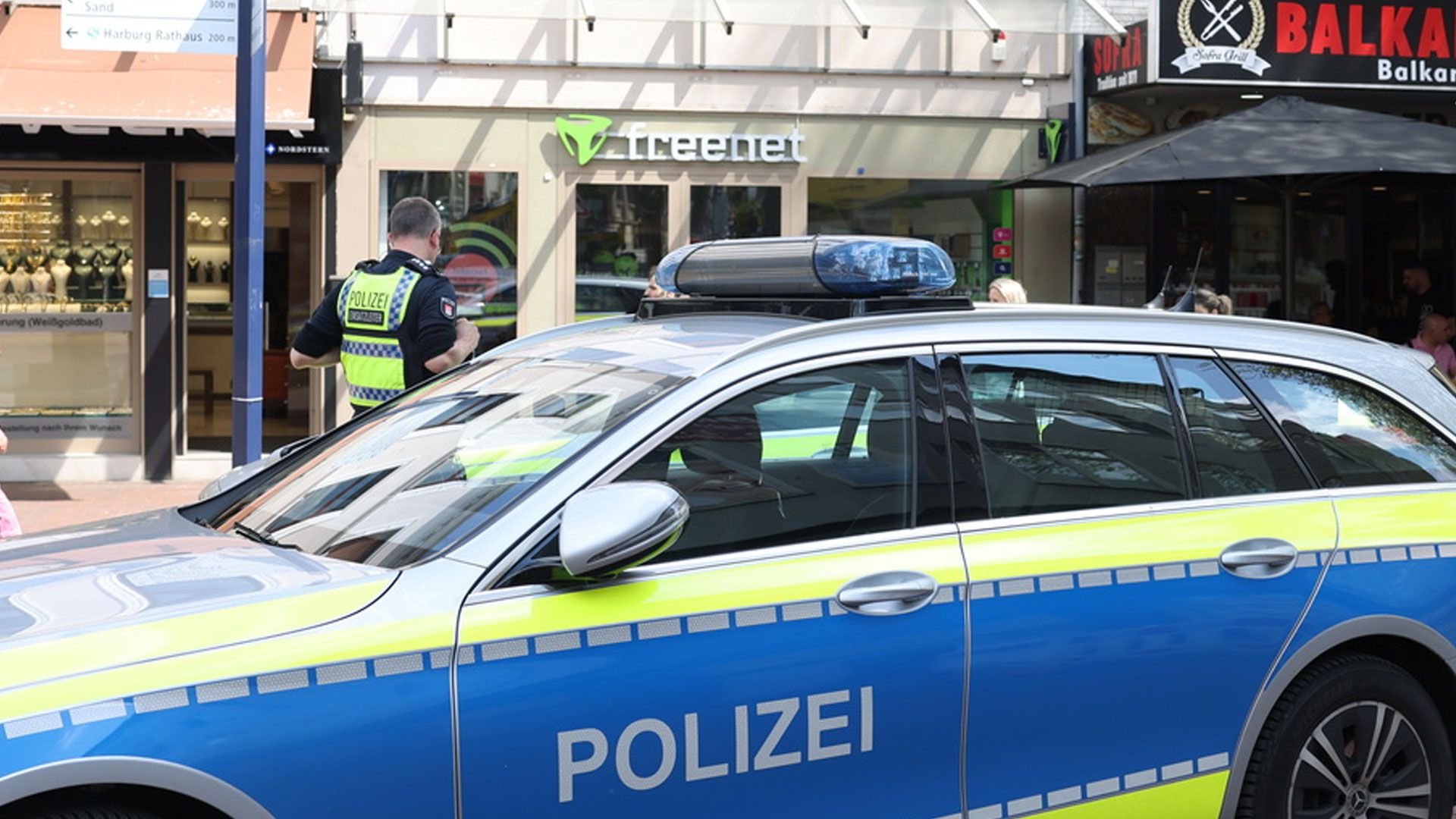 Zwei Räuber überfielen am Freitag diesen Handyladen in der Lüneburger Straße in Harburg. | Foto: HamburgNews