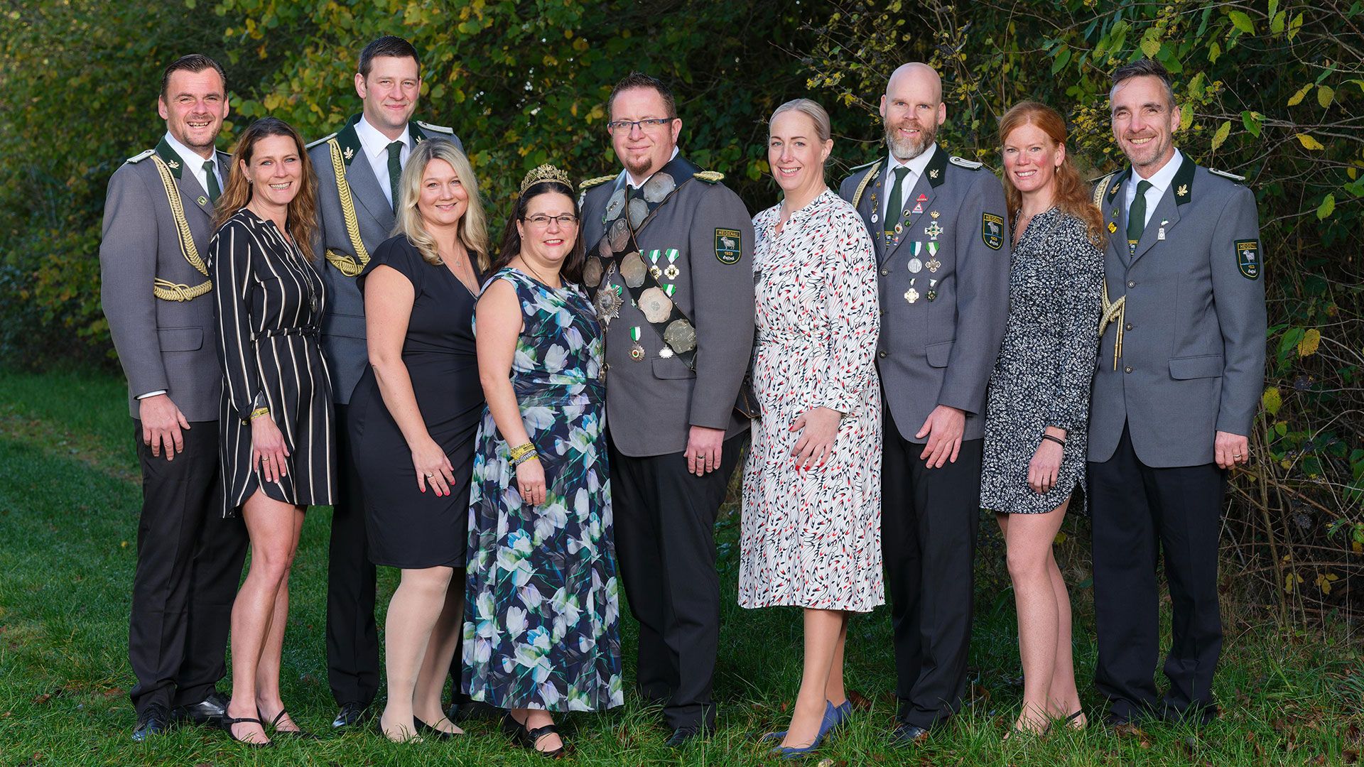 Freuen sich auf den Königsball: Alexander (von links) und Katja Lomnytschuk, Steffen und Nadine Harmann, das Königspaar Nils und Melanie Fauerbach, Frank Indorf und Annabelle Weiß-Indorf sowie Mark und Stefanie (Steffi) Hoffmann. Foto: Fotograf Ulrich Seidel im Auftrag des Schützenvereins Heidenau.