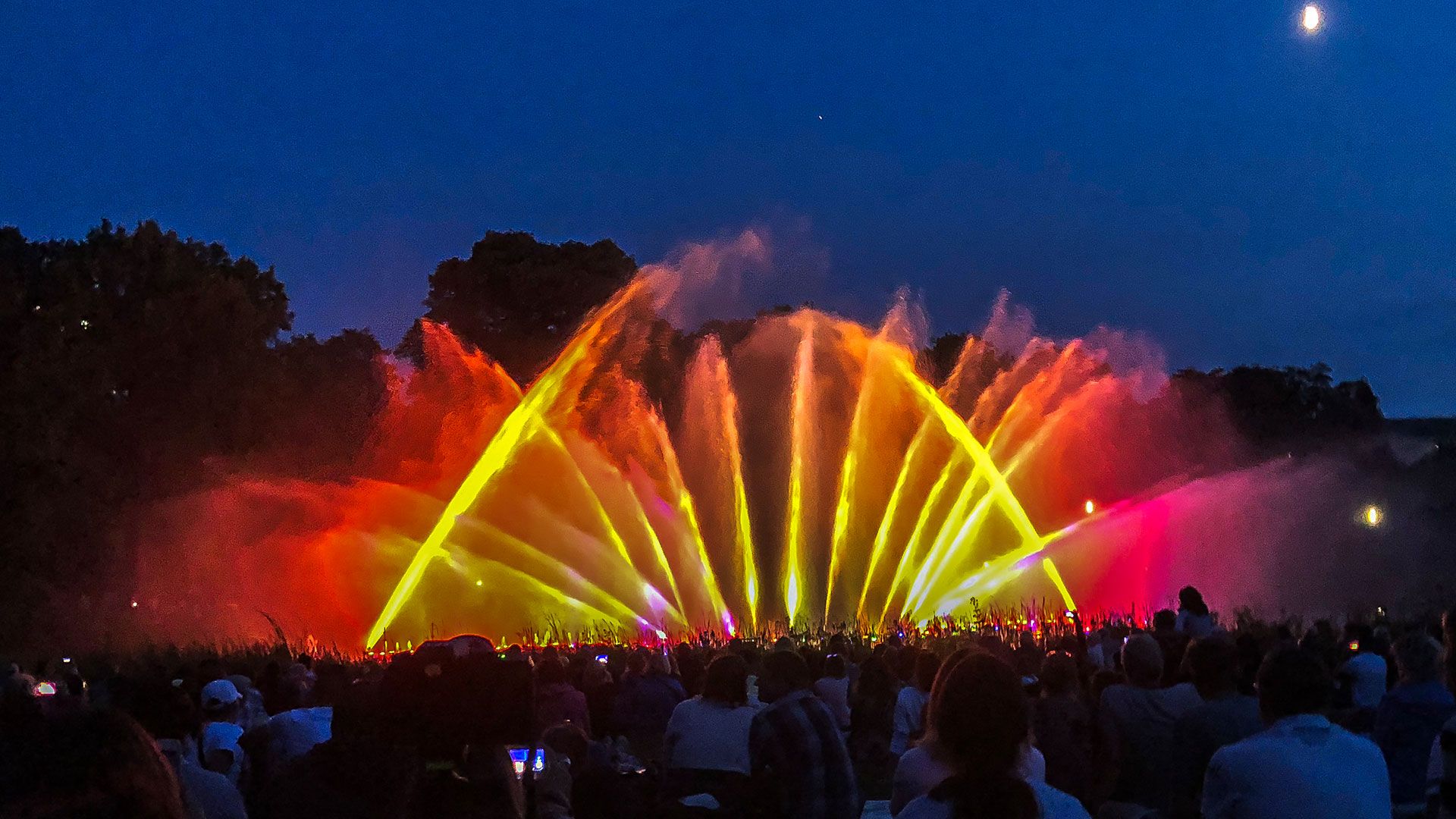 Mit Gästeführer Hans-Ulrich Niels geht es zur Wasserorgel in Planten un Blomen. Foto: ein