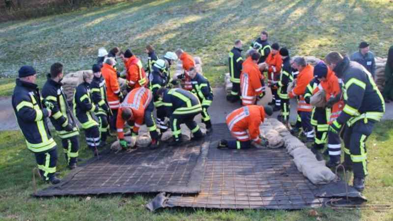 Am Stover Strand üben Feuerwehrleute, wie sie einen Deich mit Sandsäcken sichern können. | Foto: ein