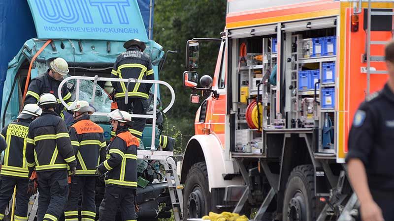 Rettungskräfte versuchen noch, den LKW-Fahrer aus seiner Kabine zu bergen. | Foto: André Lenthe Fotografoe