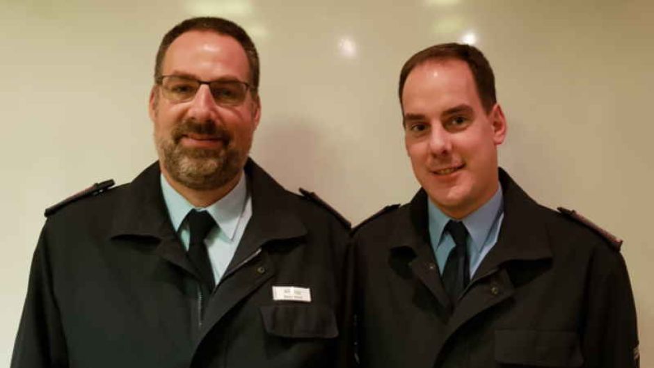 Seevetals Gemeindebrandmeister Rainer Wendt (links) gratulierte Mirco Schwanitz zur Wiederwahl. | Foto : ein