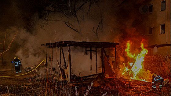 Mit einem Großaufgebot waren Feuerwehr und Polizei in der Mittwochnacht bei einem Feuer in einem Hinterhof an der Winserner Straße angerückt. | Foto: André Lenthe Fotografie