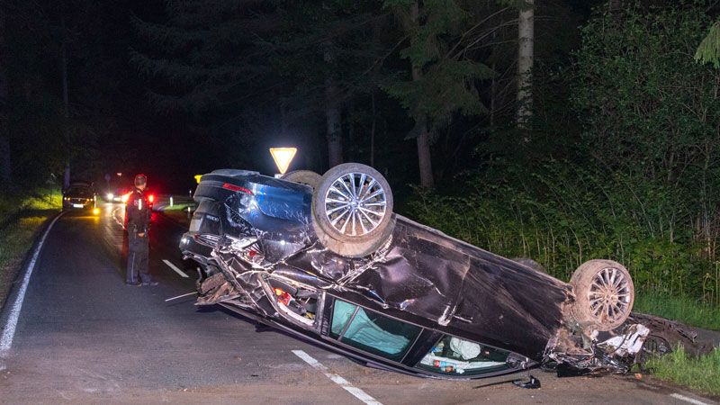 Der Mann konnte schwer verletzt von Ersthelgfer aus dem auf dem Dach liegenden Wrack geholt werden. | Foto: JOTO