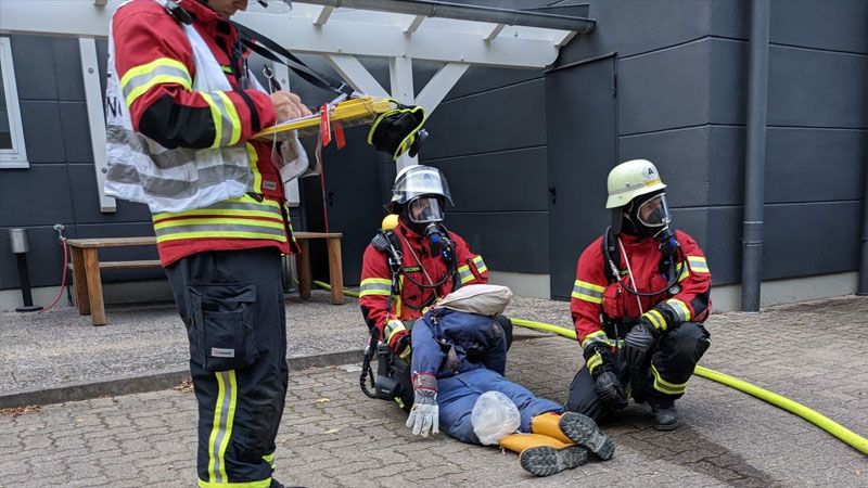 In den Hallen der Firma GfA-Dichtungen in Marxen hat jetzt eine groß angelegte Brandschutzübung des Bereitschaftszugs „Brandbekämpfung 2“ des Landkreises Harburg stattgefunden. | Foto: ein