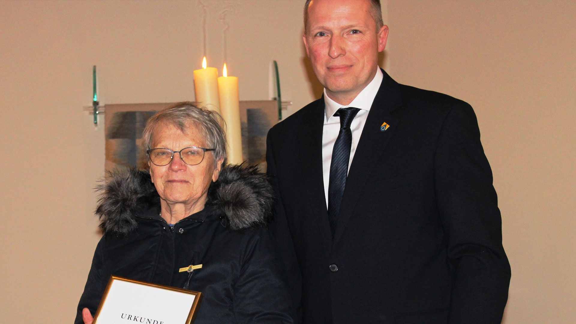 Gisela Schneekloth bekam von Neu Wulmstorfs Bürgermeister Tobias Handtke die Ehrennadel der Gemeinde. | Foto: Wilfried Hochfeld