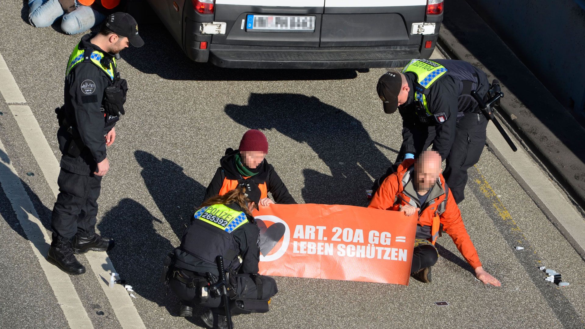Klimaaktivisten der "Letzten Generation" blockieren den Elbtunnel. | Foto: Lenthe-Medien/Harms