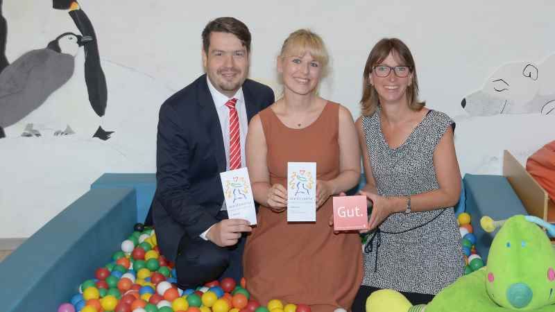 Von Links: Johannes Nettekoven (Sparkasse Harburg-Buxtehude), Daria Wolf (Leiterin der ev. Familienbildung Harburg),und  Anna-Lena Vogt (wellcome-Koordinatorin). | Foto: Niels Kreller