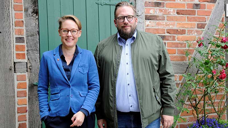 Der Museumsdirektor Stefan Zimmermann und die Kaufmännische Geschäftsführerin Carina Meyer vor dem Eingangsgebäude des Museums. | Foto: ein/FLMK