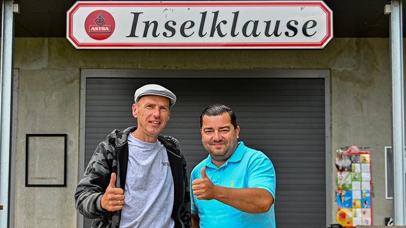 Inselwirt Andreas "Köni" Koenecke und CDU-Kreischef Uwe Schneider zeigten sich nach dem Gespräch über die Inselklause optimistisch. | Foto: Niels Kreller
