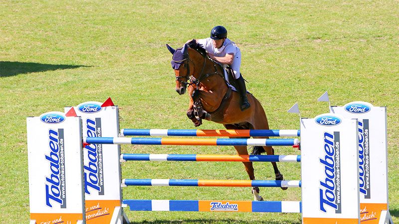 Steffen Engfer aus Sieversen setzte seine Siegesreihe fort: Zum vierten Mal in Folge gewann er das S* Springen mit Stechen beim Harburger Reitverein. | Foto: ein